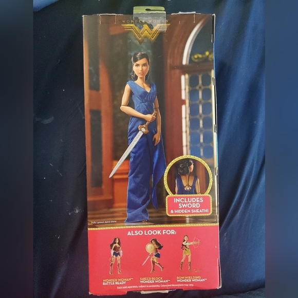 : New Wonder Woman doll Diana prince and hidden sword and holding sheath - Picture 2 of 9